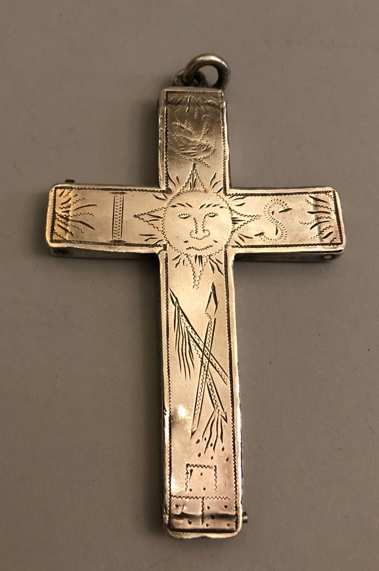 Null 银质十字架(925)，装饰有围绕基督图案的受难工具。重量：32.06克。