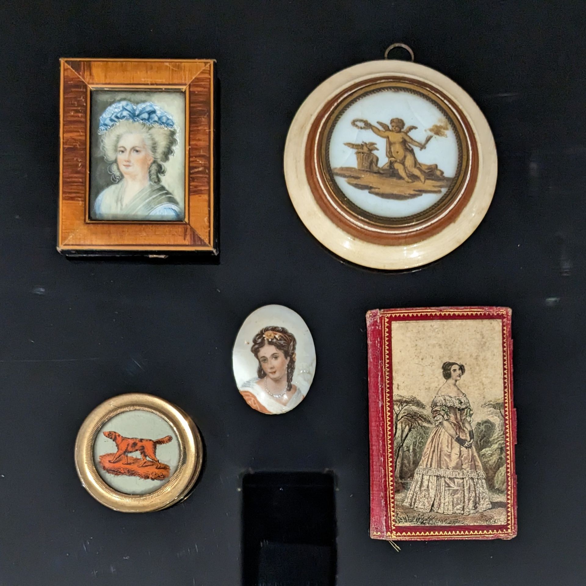 Null 饰品：一个18世纪风格的长方形微型画，装在一个小的镶嵌框架里；一个椭圆形的瓷质奖章，表现一个戴着项圈的年轻女子；一个红色摩洛哥球状书箱，盘子上装饰着一&hellip;