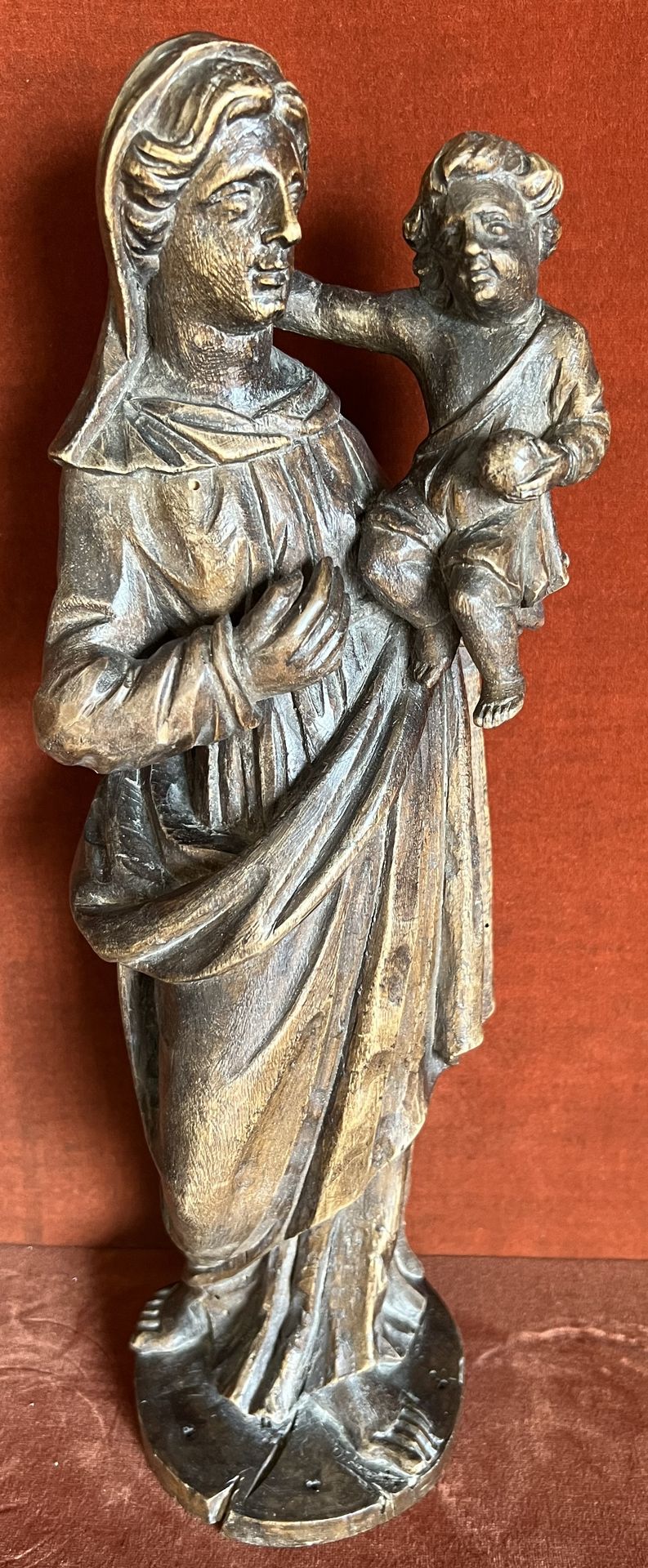 Null 圣母和儿童雕像，木雕，有铜锈。高39.5厘米。小事故。