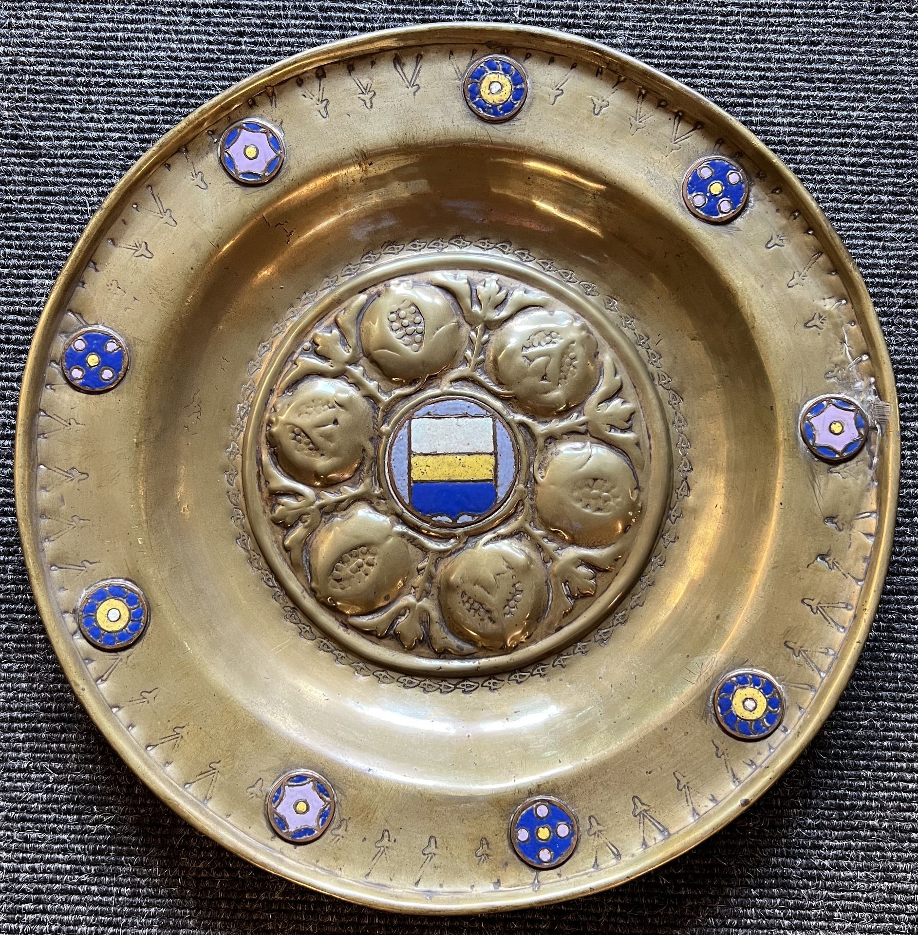 Null Brass quest dish, the umbilicus decorated with a shield surrounded by a fri&hellip;