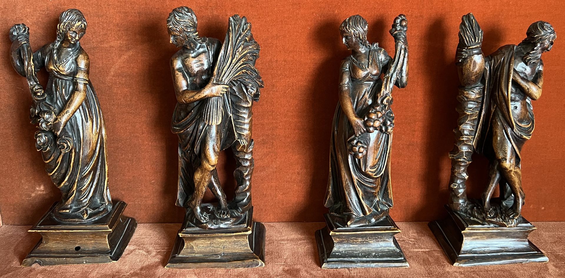Null 代表四季的四件软木雕刻雕像套件。18世纪风格。高26厘米。