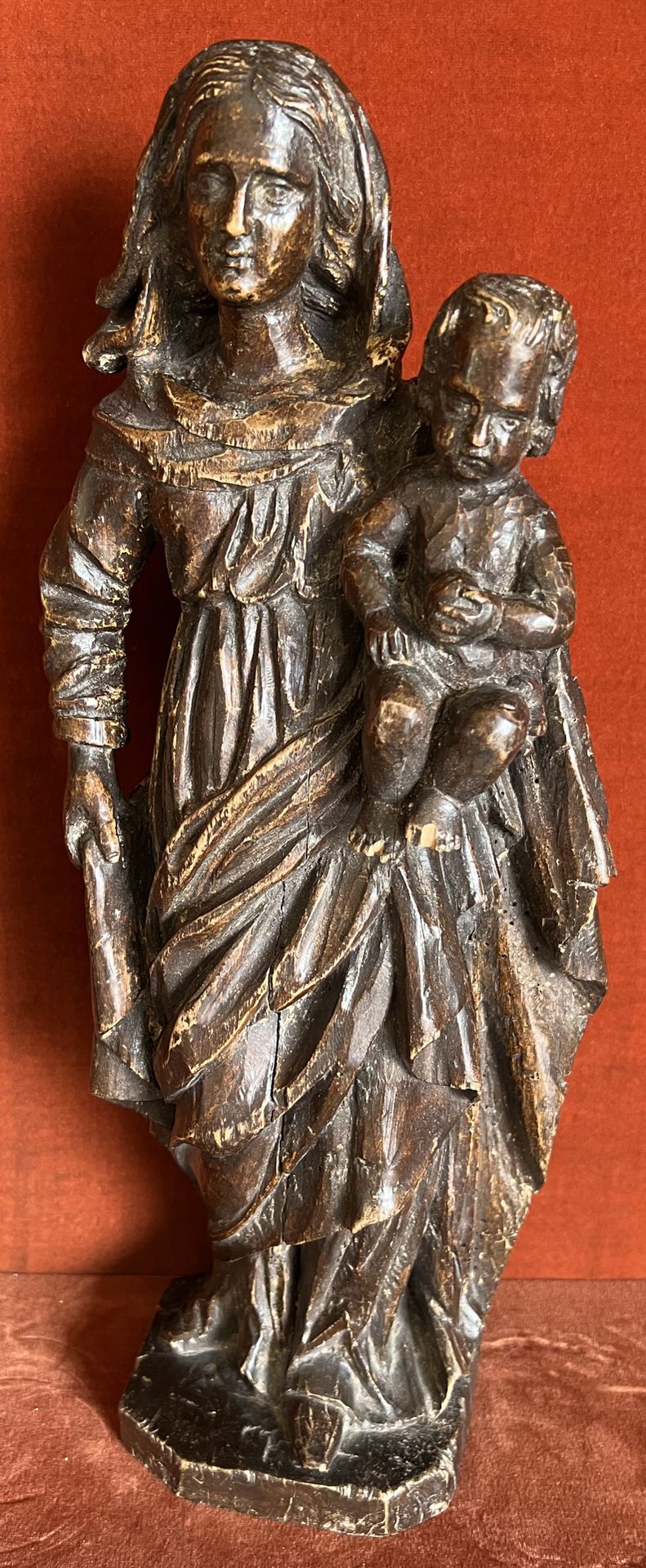 Null 雕刻和铜化的木制圣母和儿童雕像。背面刻有Tiquet。高43厘米。小事故和修复。