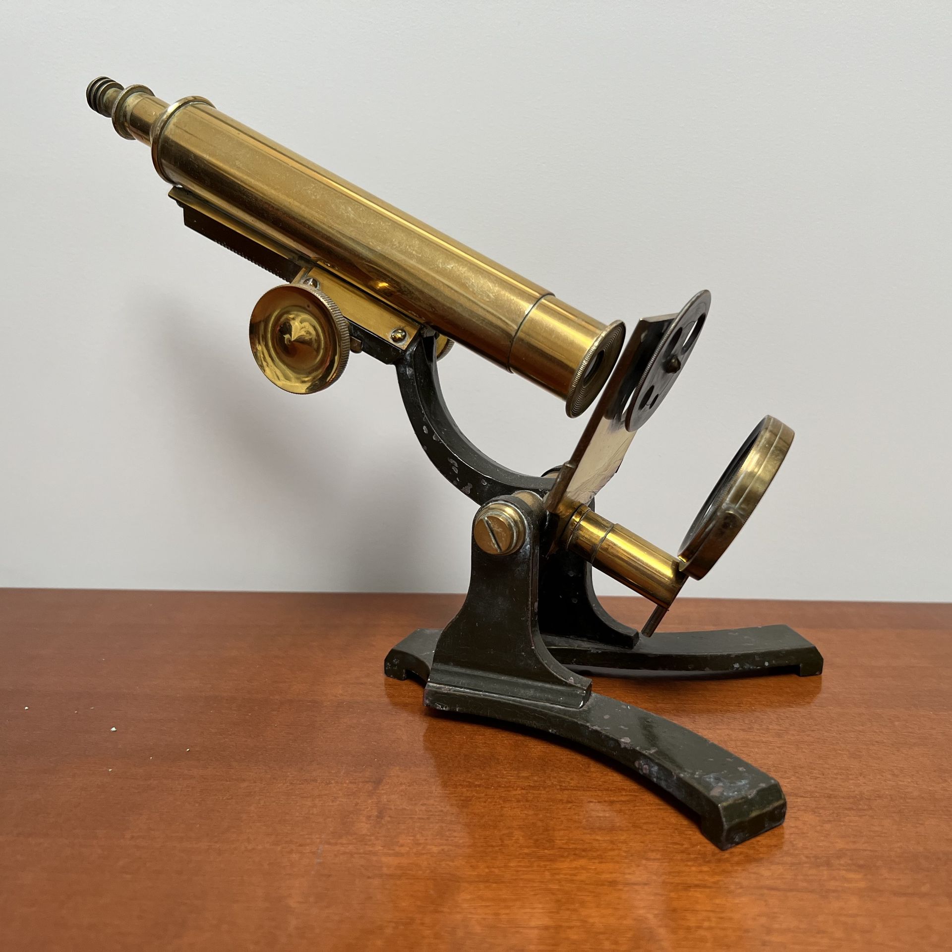 Null Microscope en laiton et métal patiné. H. 19 cm - L. 25 cm - P. 12,5 cm. En &hellip;