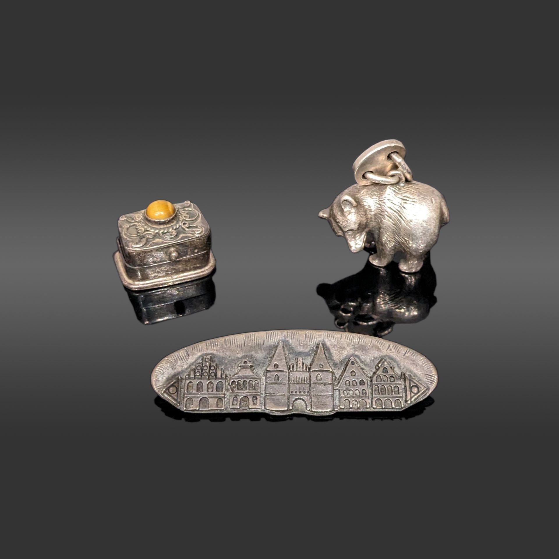 Null Argent (925 et 800) : une breloque ours, une boîte miniature ornée d'un cab&hellip;