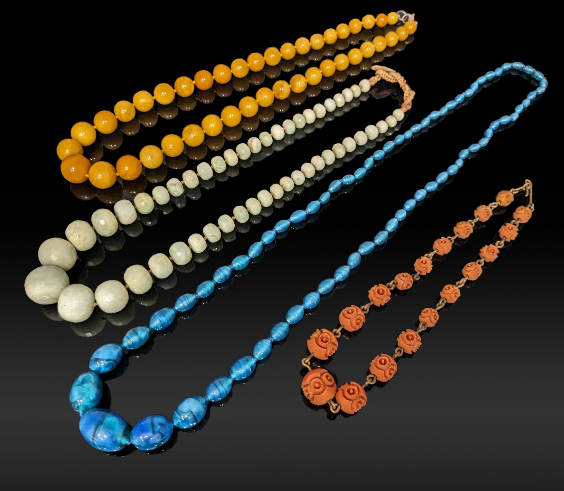 Null Deux colliers en perles de verre, l'un en chute d'olives bleu, l'autre de p&hellip;
