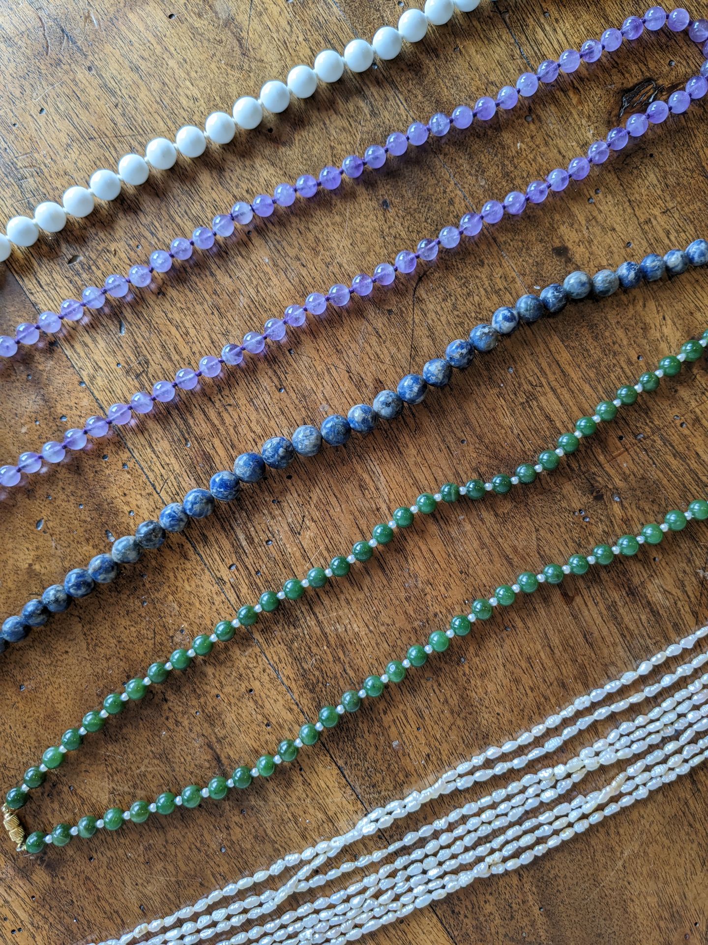 Null Ensemble de colliers ou sautoirs : l'un en perles d'eau douce, l'un en perl&hellip;