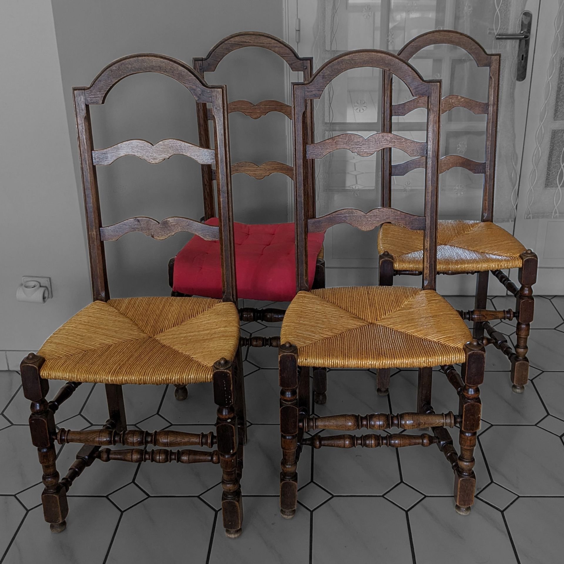 Null Suite de quatre chaises rustiques en bois naturel à assise paillée, le haut&hellip;