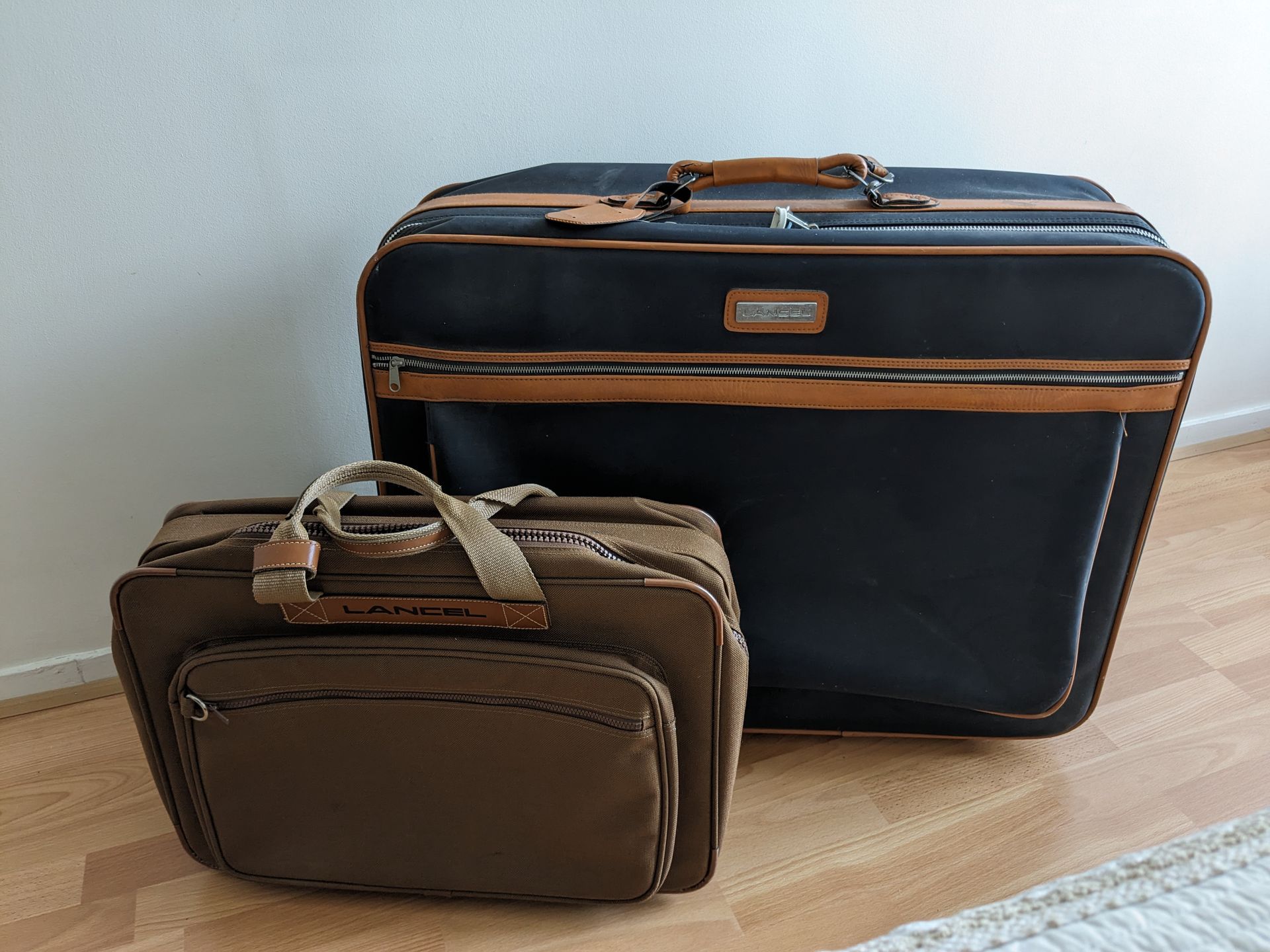 Null Deux valises en toile souple de marque Lancel. La grande : 60 x 77 cm.