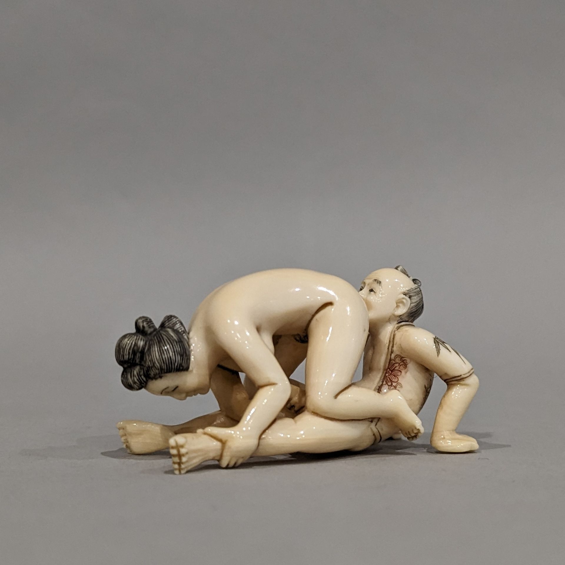 Null Japon, XXe siècle. Okimono érotique, mettant en scène un couple. H. 2,8 cm &hellip;