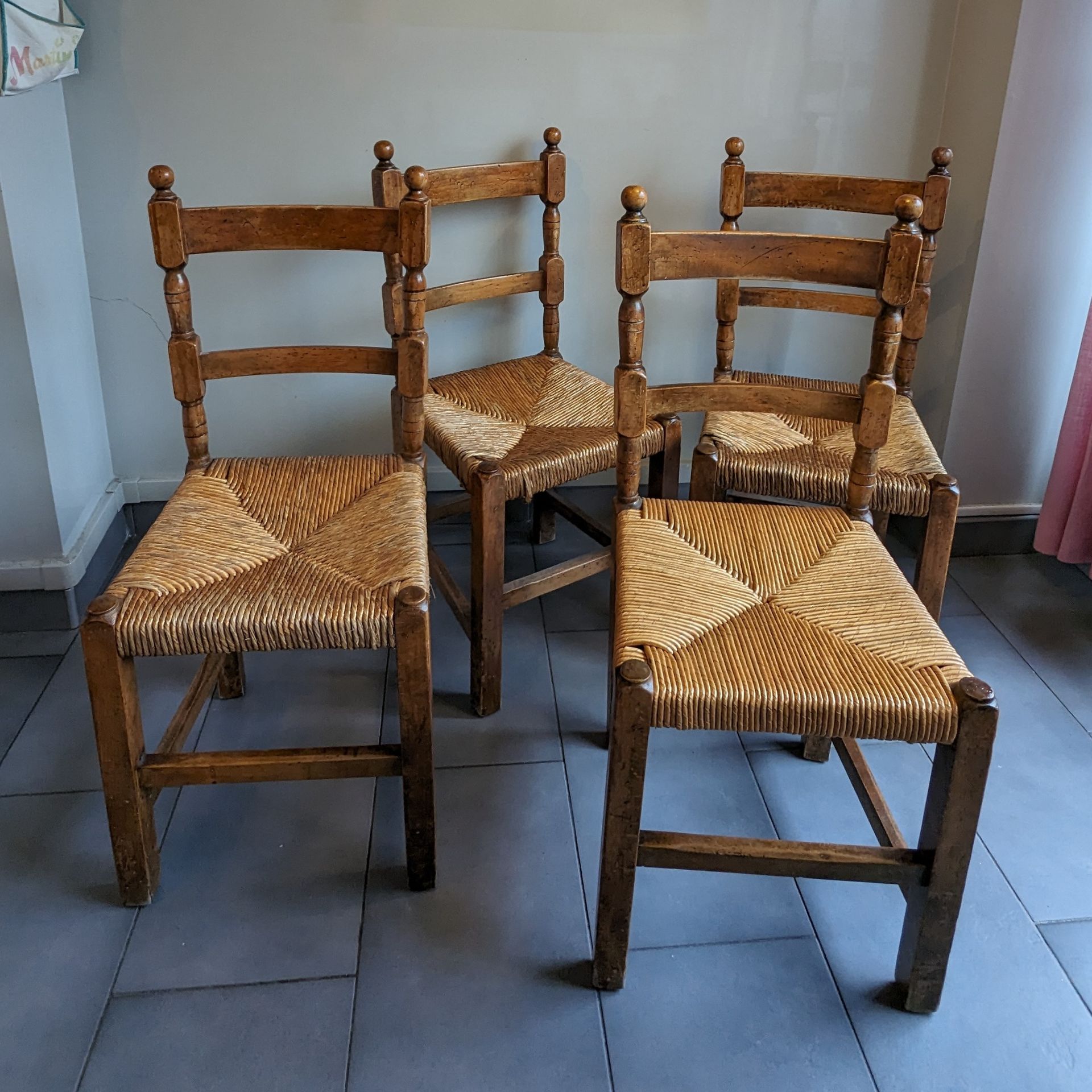 Null Suite de quatre chaises en bois naturel, l'assise paillée. H. 94 cm. On joi&hellip;