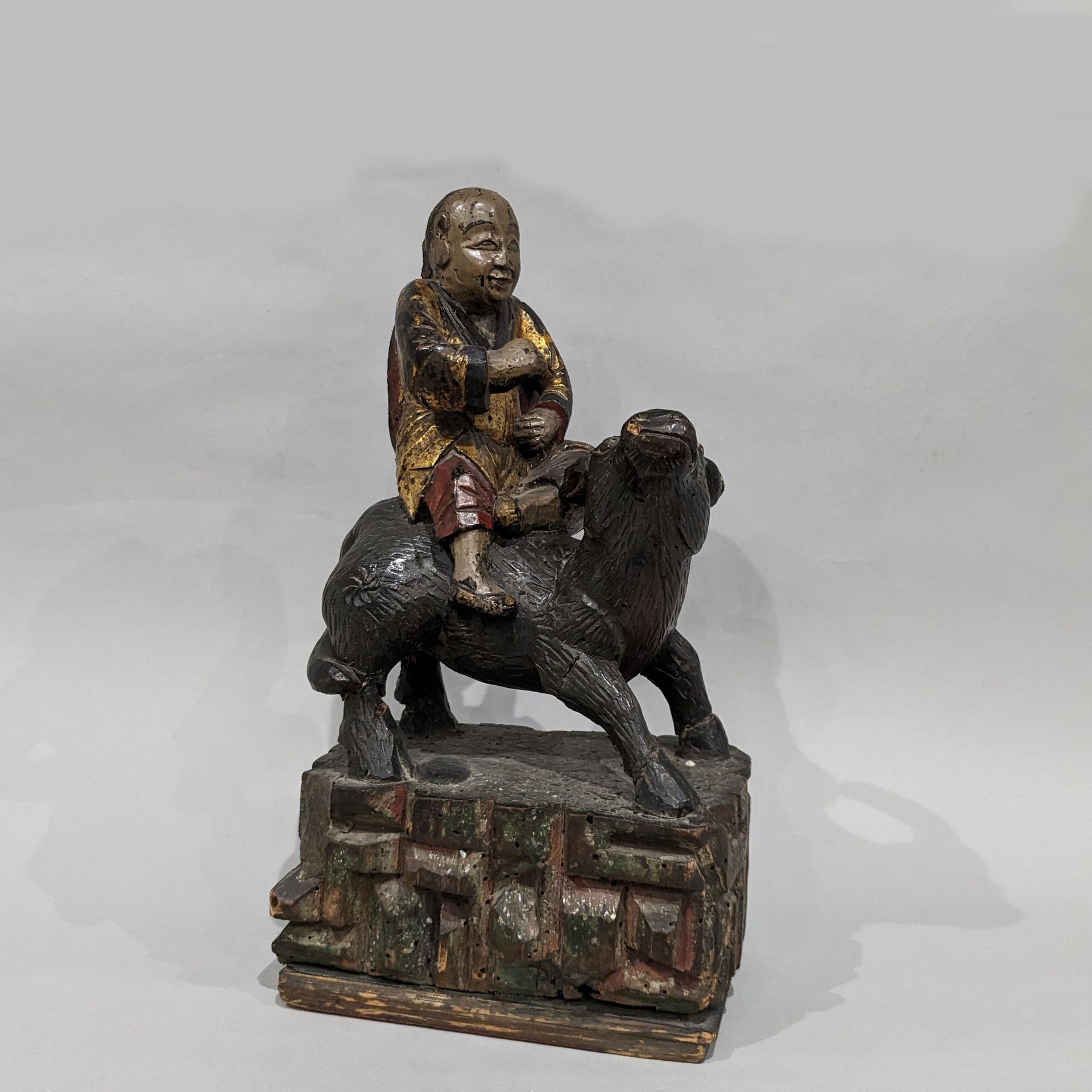 Null Lao Tseu sur sa vache. Sculpture en bois peint polychrome. Chine, moderne. &hellip;
