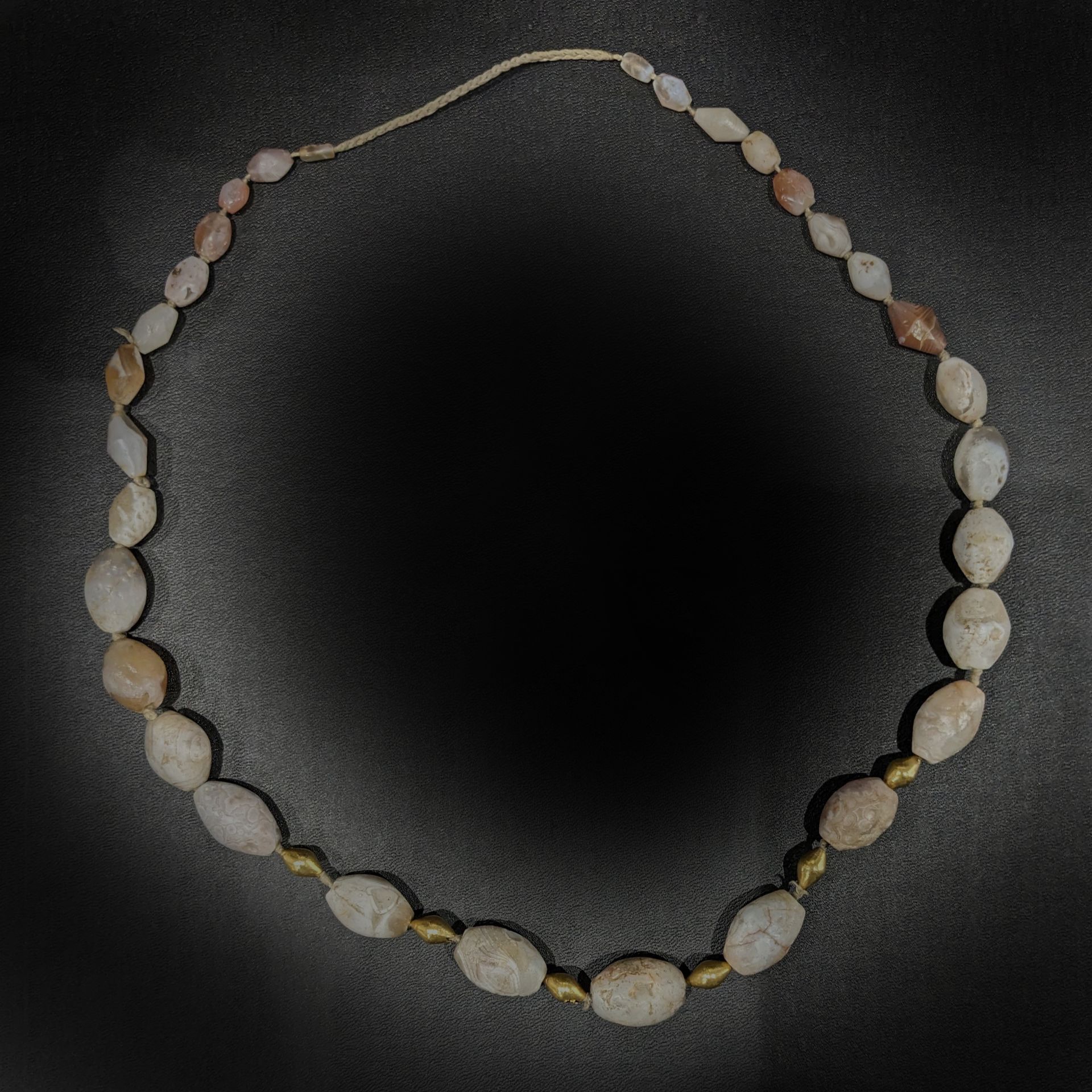Null Collier de perles d'agate et billettes en or jaune 18K (750). Poids brut : &hellip;