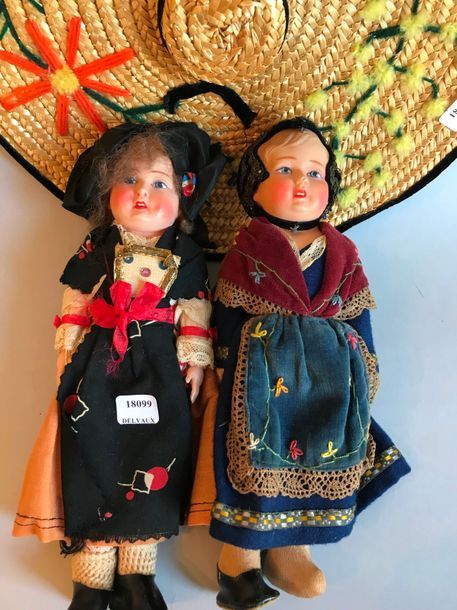 Null Deux poupées régionales, tête en cellulose, corps en chiffon, l'une Alsacie&hellip;