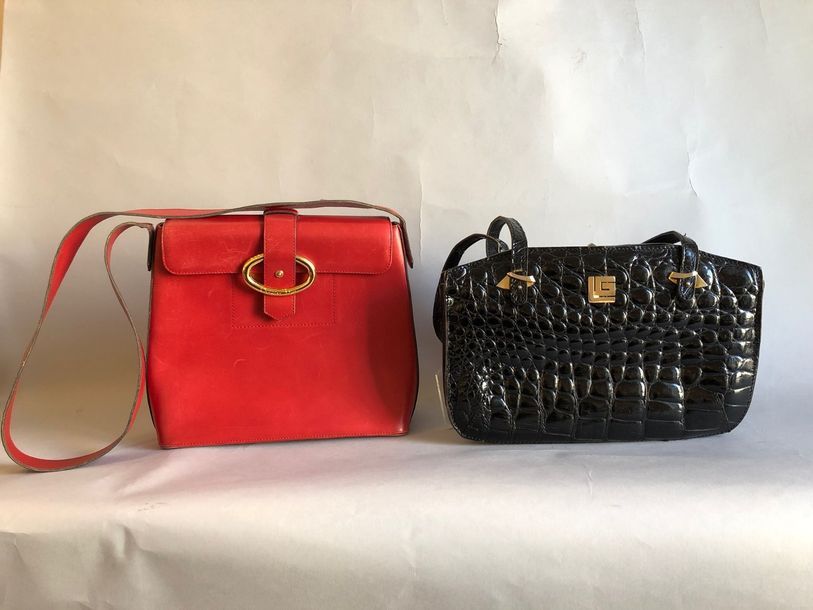 Null Ensemble comprenant : CHRISTIAN DIOR. Sac en box rouge à bandoulière fermée&hellip;