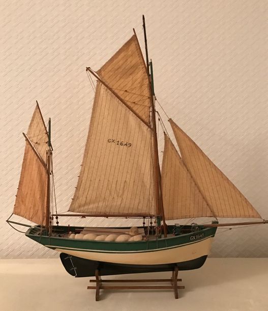 Null Maquette de voilier «GX 1649», la coque en bois vert et blanc, la voile bei&hellip;