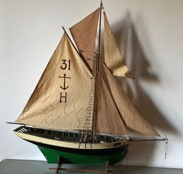 Null Maquette de voilier «H31» en bois peint, la coque verte, noire et blanche.
&hellip;
