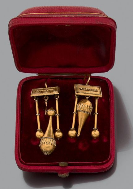 Null Paire de pendants d'oreilles en or jaune 18K (750), de style antique, à mot&hellip;