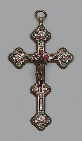 Null Croix en métal, le Christ en bronze sur un décor floral en micro-mosaïques.&hellip;