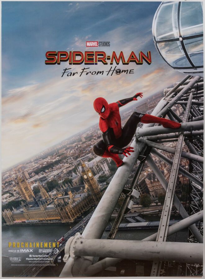 Null 电影院--蜘蛛侠远离家乡。 2019年。158x116厘米。原创海报。Cond A-一个边缘性的撕裂。在海报的视觉效果上，我们可以看到著名的漫威英雄（&hellip;