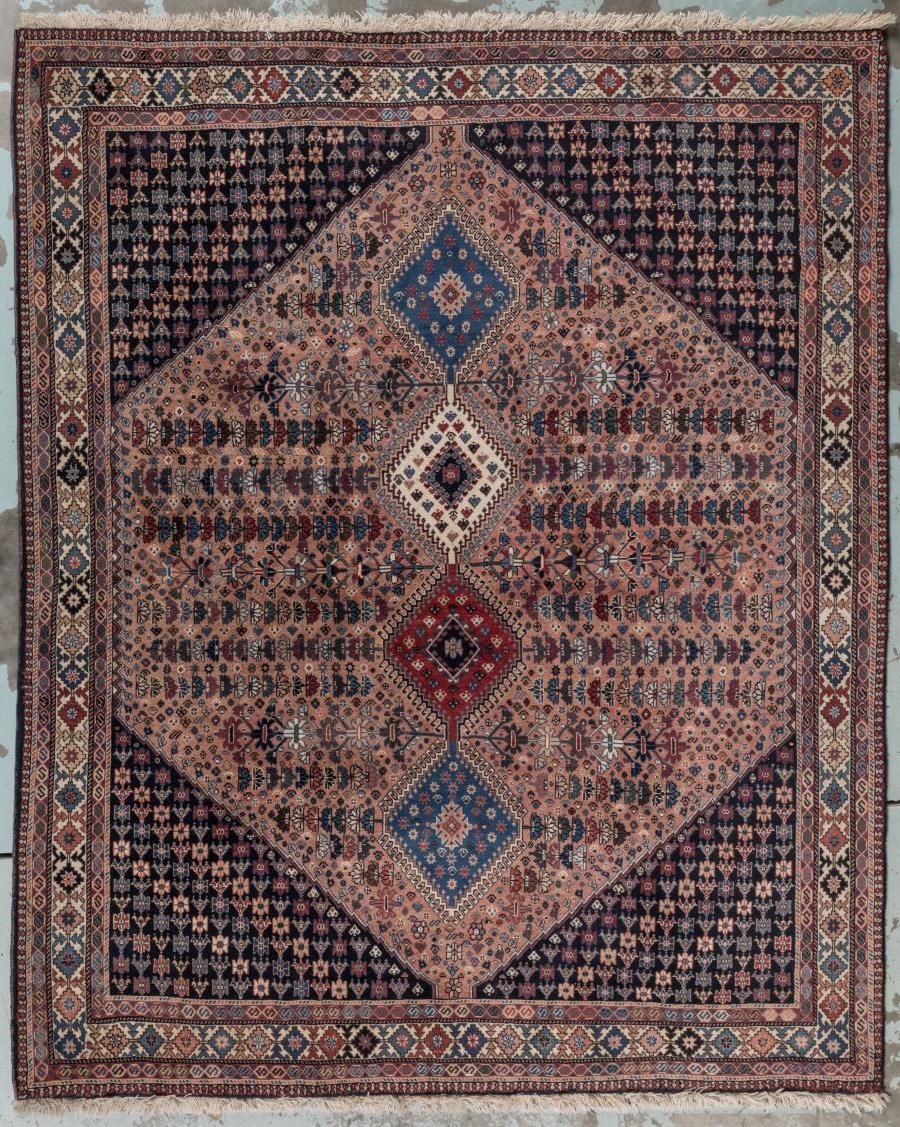 Null YALAMEH (Iran) - Un tapis fait main en laine. Dimensions : 245x200cm