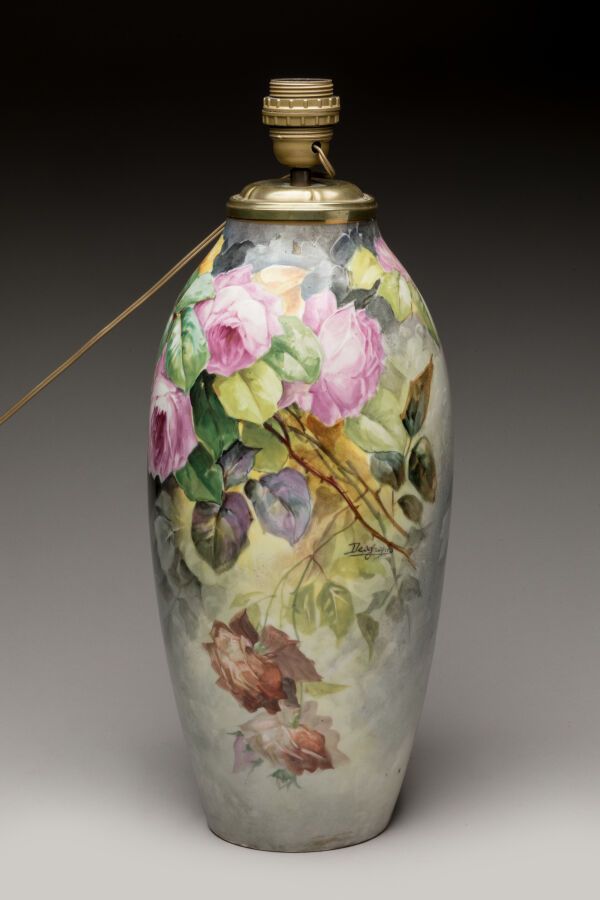 Null 利摩日带彩绘玫瑰的大瓷灯花瓶，署名 DESGROPES。
总高 49 厘米。已通电。