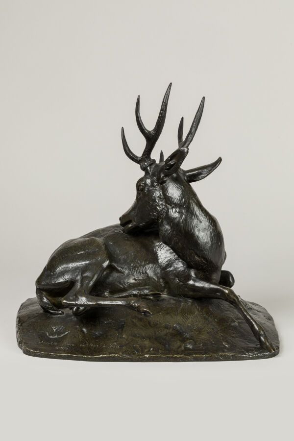 Null 巴雷-安托万-路易（1796-1875 年，巴黎）。"卧鹿"，大型模型。
青铜，具有丰富的绿色和棕色铜锈，露台上有 "BARYE "的签名，在动物右后&hellip;