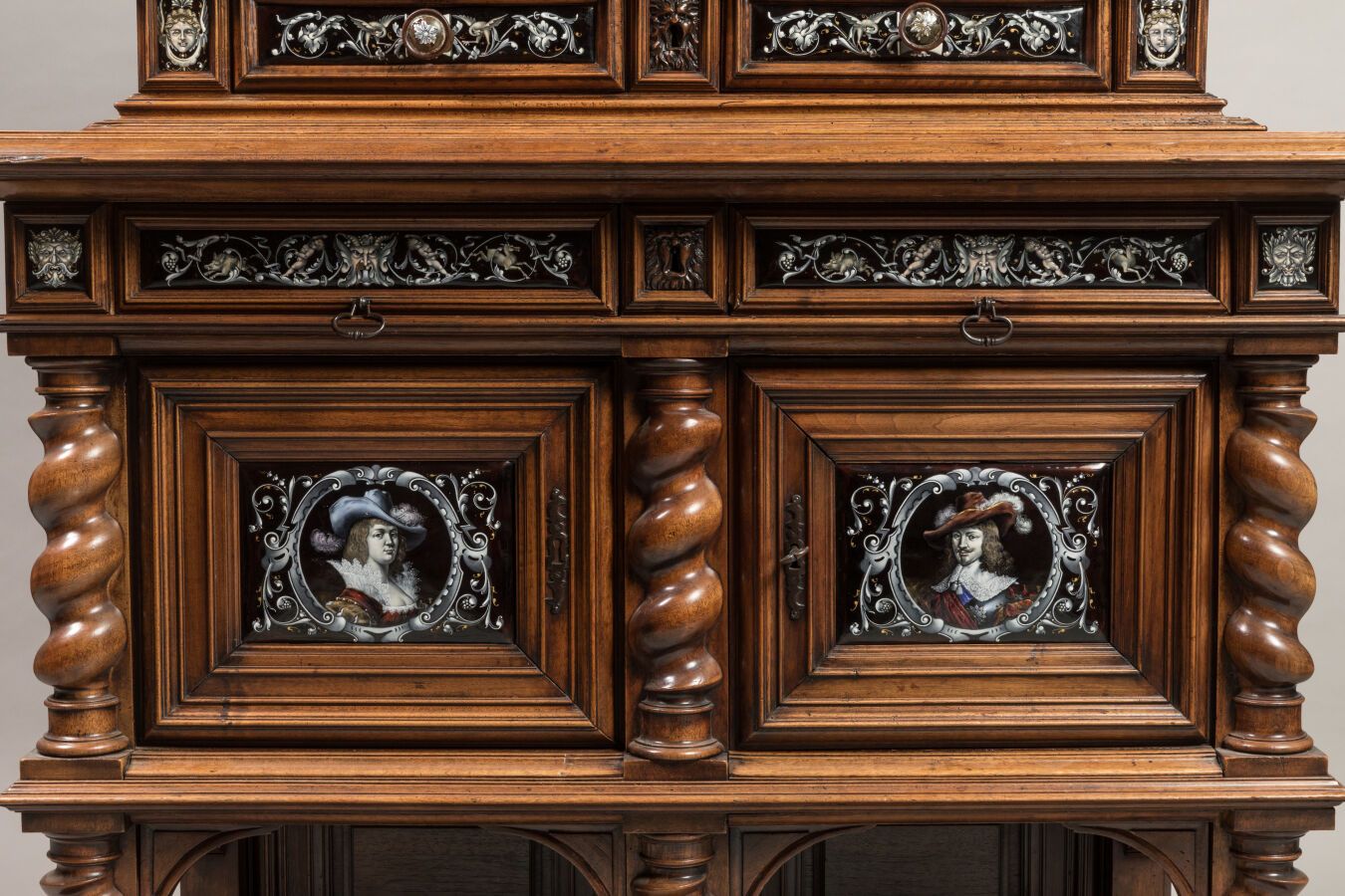 Null 一个大型模制雕刻天然木餐具柜，饰有扭曲的圆柱，上部有两扇门和两个抽屉，下部有两个抽屉和两扇门。上部为路易十三时期风格，下部为路易十三风格。整体装饰有五&hellip;