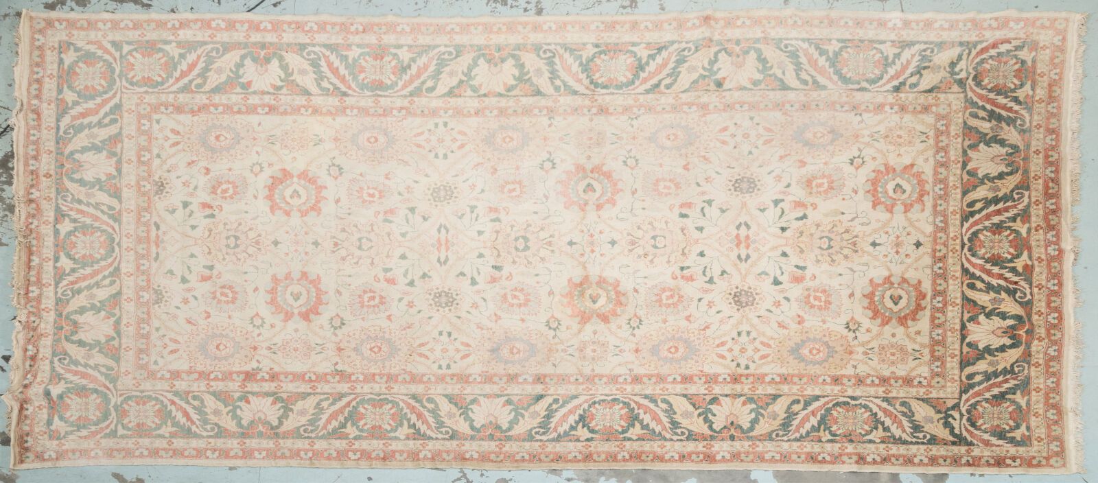 Null 非常大的手工打结东方羊毛地毯，底色为橙红色、奶油色和绿色，并有花卉装饰。尺寸为 360 x 780 厘米。 
磨损