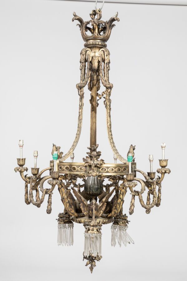 Null 一盏装饰有鸟类和叶子的大型乌金吊灯以及几个吊坠。拿破仑三世时期。高 128 厘米 
有损坏和缺失。