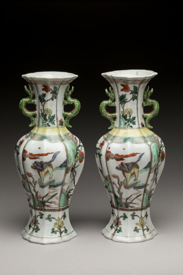 Null CHINA 19. Jahrhundert. Paar Vasen mit Dekor im Geschmack der grünen Familie&hellip;