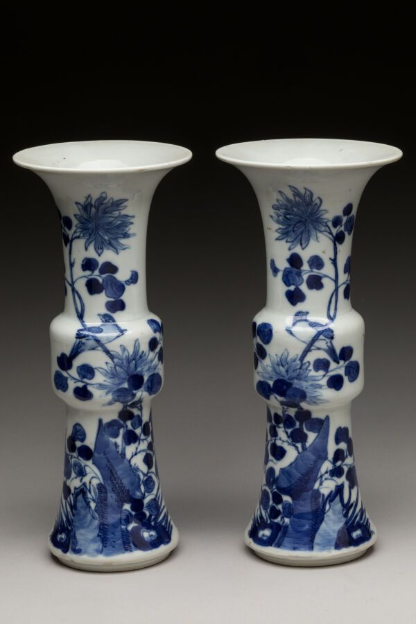Null CHINA 19. Jahrhundert. Ein Paar Vasen aus blauem und weißem Porzellan in Ro&hellip;