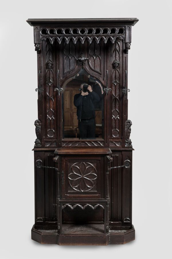 Null Large molded and carved oak coat rack with Neo-Gothic decor of windows, fig&hellip;
