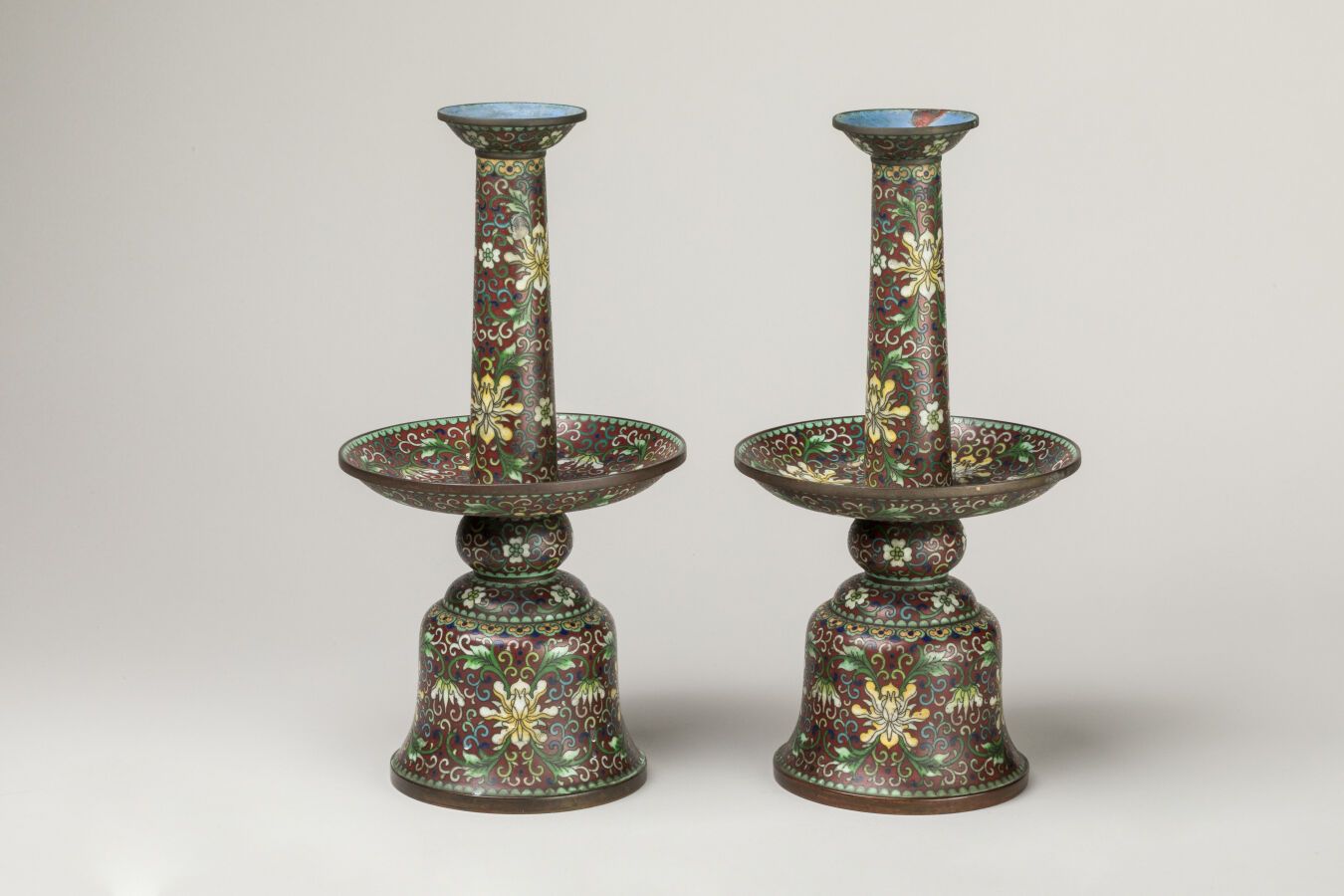 Null CHINA Ende des 19. Jahrhunderts. Ein Paar Kerzenhalter aus Cloisonné-Bronze&hellip;