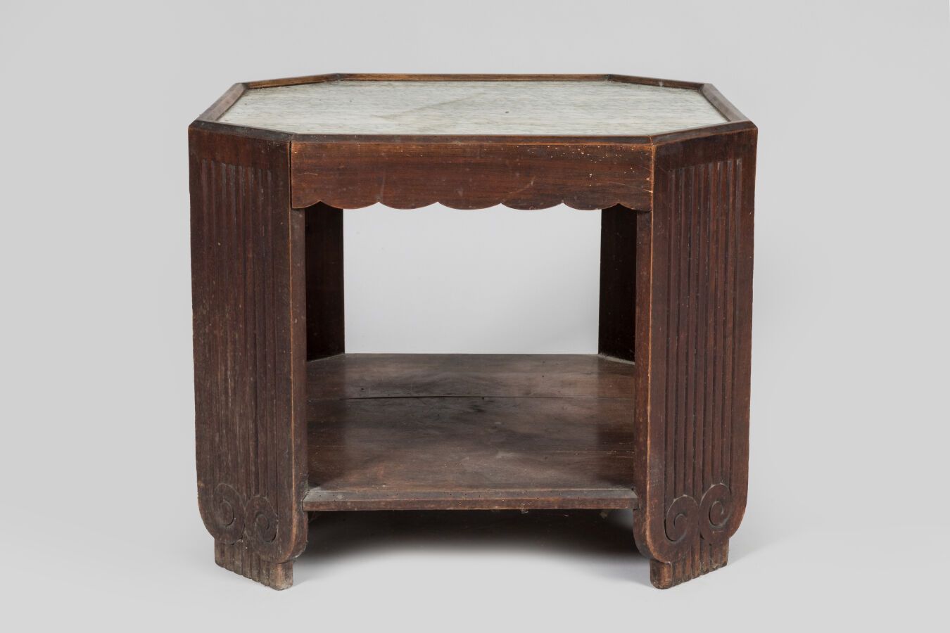 Null 法国，装饰艺术时期。天然木质方桌，桌腿雕刻有楞纹和卷轴，桌面镶有波纹和大理石。 
尺寸：57 x 71 x 71 厘米
轻微事故。
