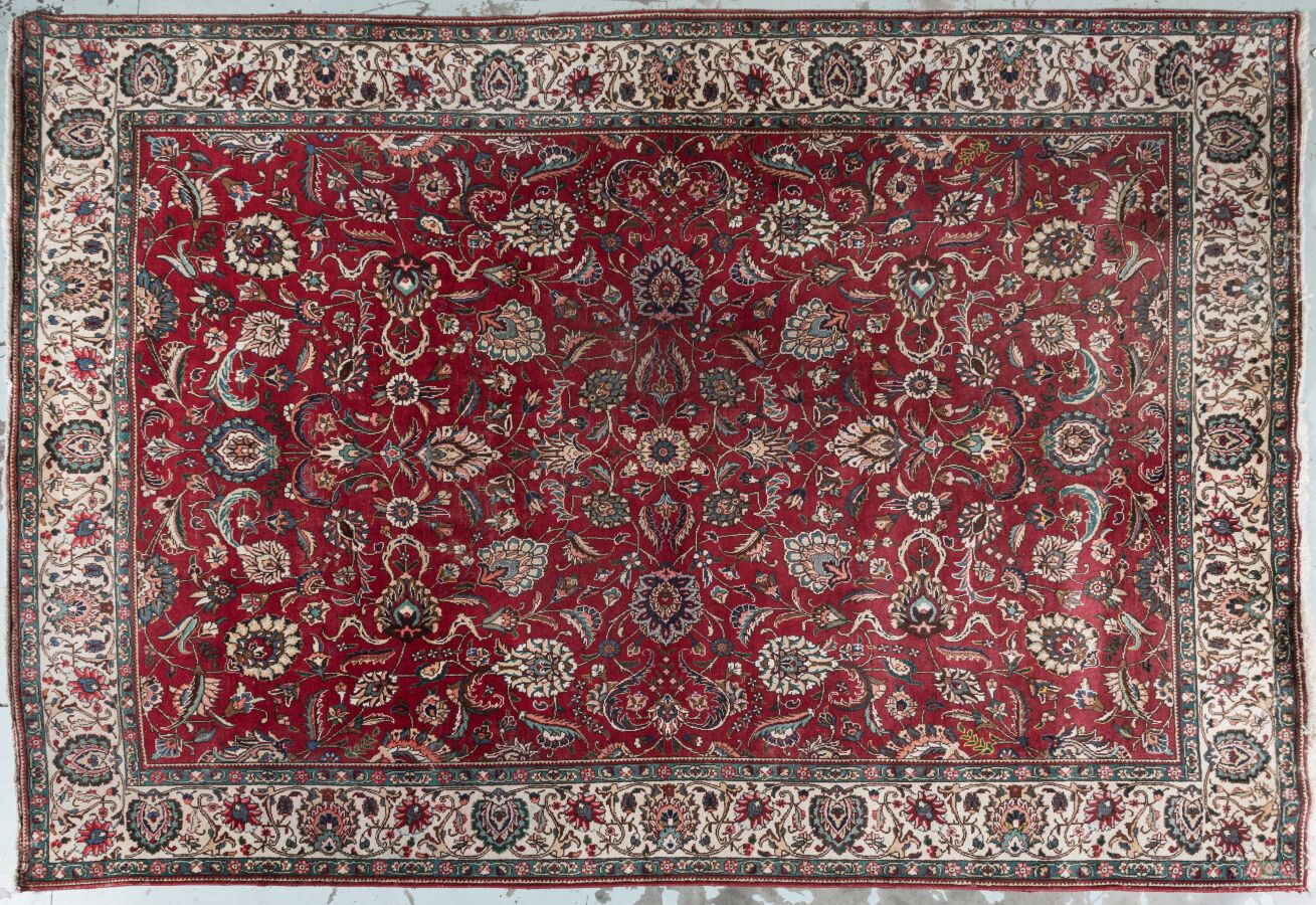 Null 手工编织的大型东方羊毛地毯，中央部分为红色背景，饰有花卉图案。尺寸为 298 x 390 厘米。 
磨损严重。