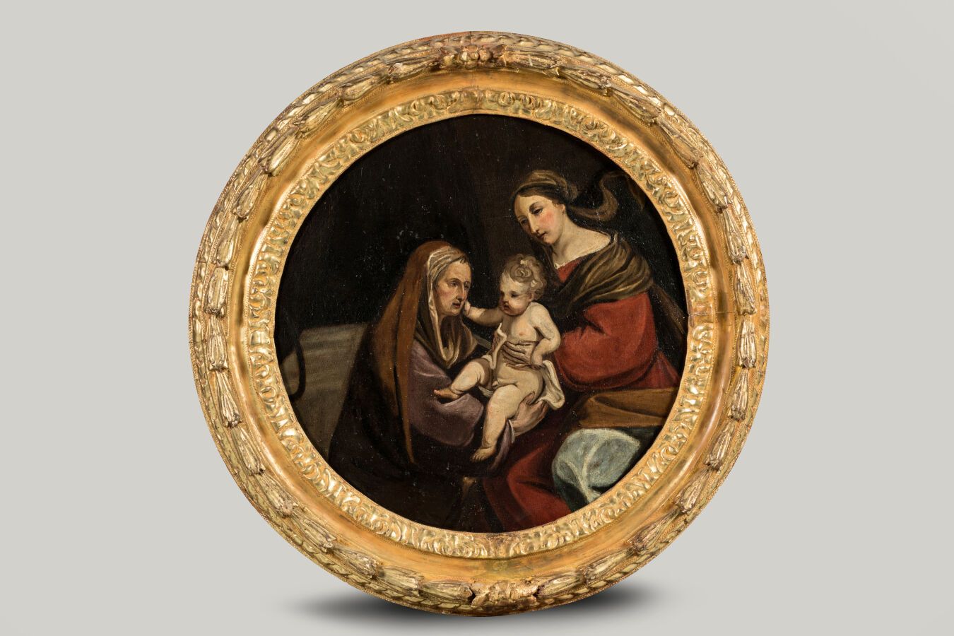 Null 18 世纪的法国画派。"圣安妮和圣母围绕着婴儿耶稣》。布面油画，通多格式。尺寸 59.5 厘米。 
已修复。
木质镀金灰泥画框。