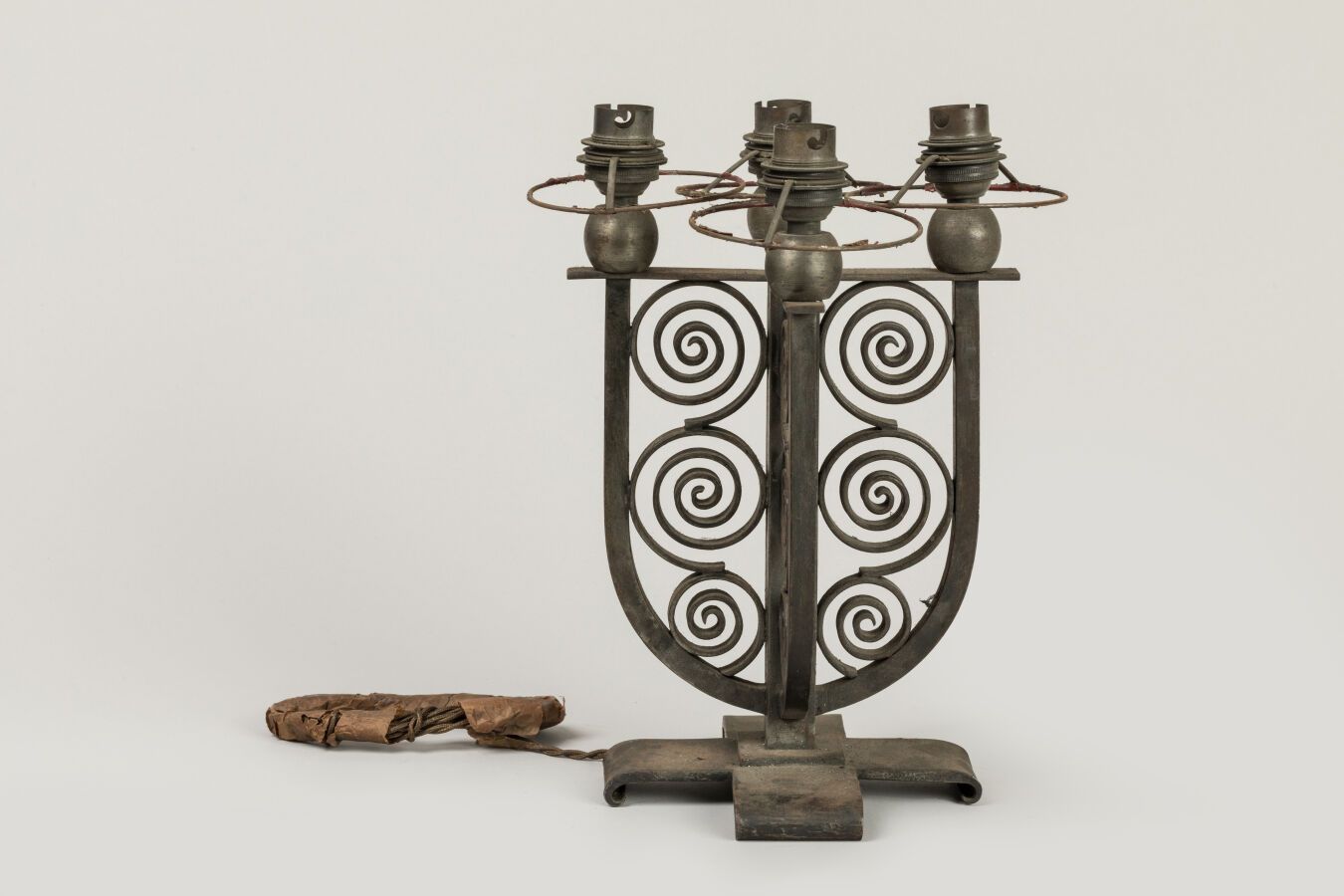 Null 布兰特-埃德加（1880-1960 年）。1925-30 年的作品。装饰艺术风格的锻铁灯座，四个环形灯臂由全拱支撑，饰有镂空卷轴图案。
H.28 厘米