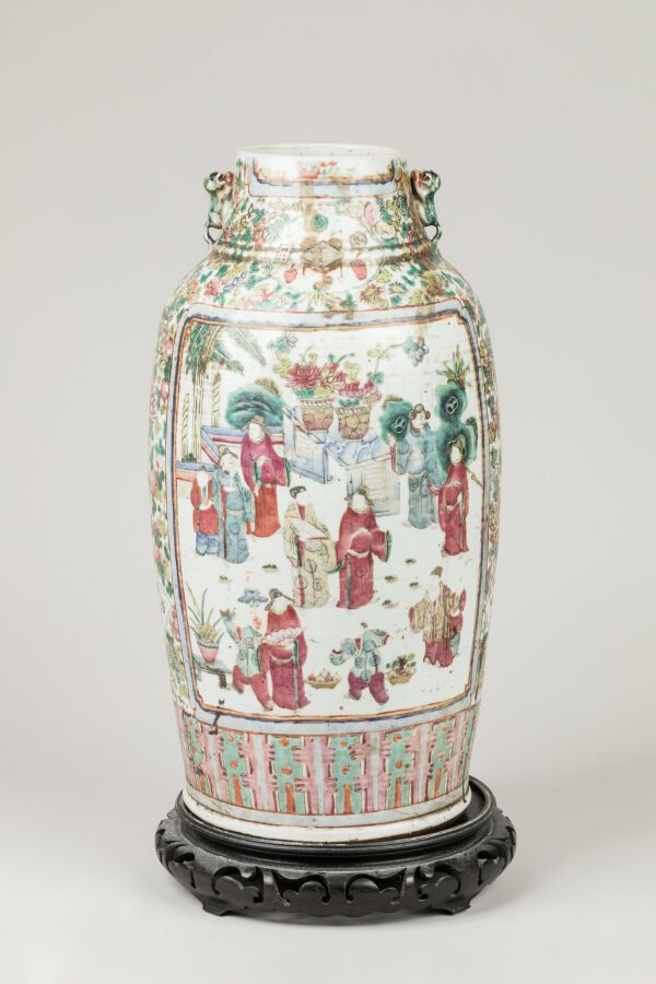 Null CANTON 19 世纪晚期。装饰有中国日常生活场景的大型陶瓷花瓶。 
高 48 厘米。 
颈部可能已切割。