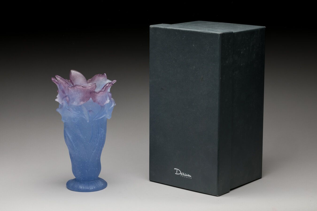 Null 法国达姆（DAUM FRANCE），制作于 1968 年。海蓝色和帕尔玛水晶玻璃花瓶，雕刻有花朵和叶子。高 21 厘米。底座下刻有签名。 

参考书目&hellip;