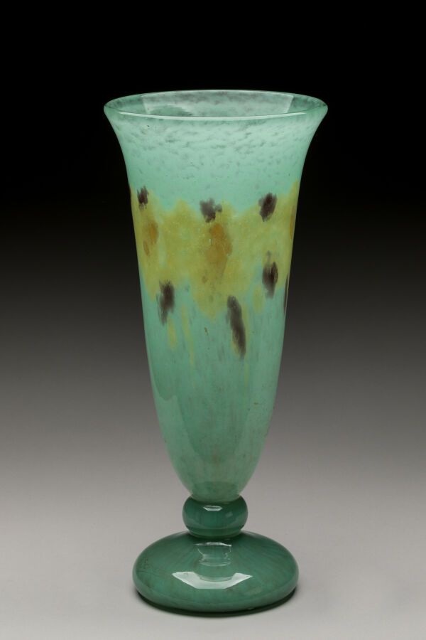 Null GLASWERKE SCHNEIDER 1924-1933. Vase aus grün gefärbtem Marmorglas mit Dekor&hellip;