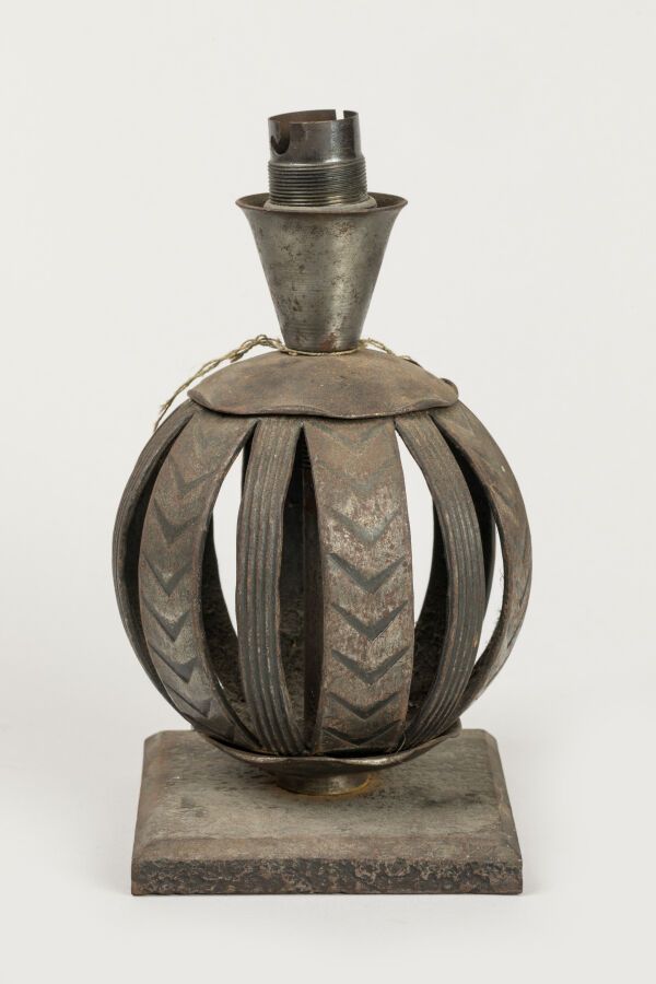 Null 布兰特-埃德加（1880-1960 年）。1925-30 年作品。装饰艺术风格的锻铁灯座，灯杆为镂空球形，与凹槽带和箭头图案交替出现。露台上有签名 E&hellip;
