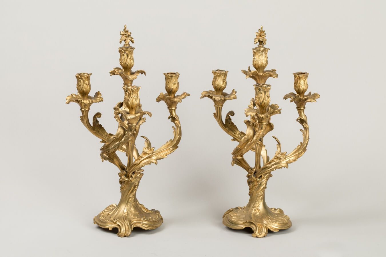 Null 一对带 4 盏灯的大型乌金烛台，罗盖尔图案。19 世纪晚期。高 51 厘米。轻微磨损。