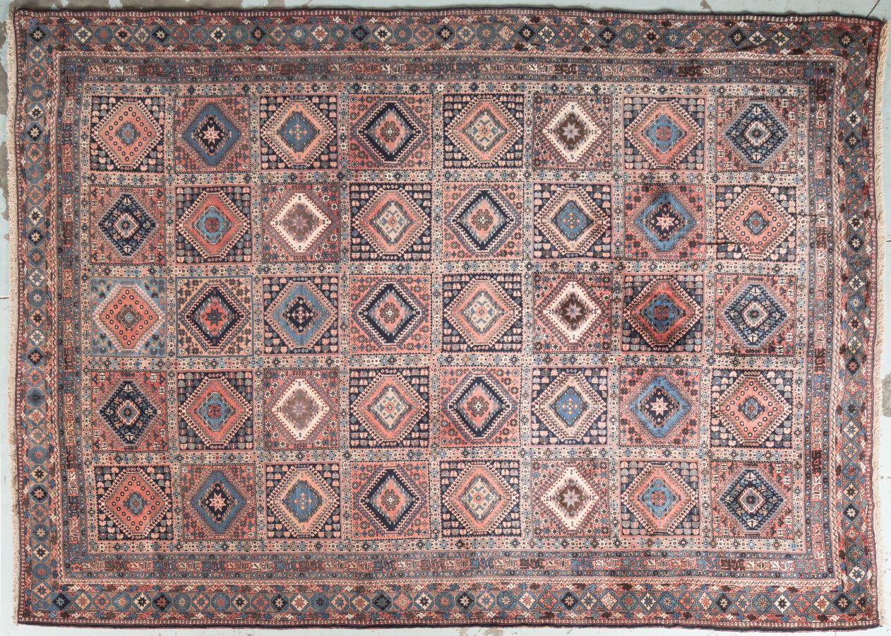Null 手工制作的大型羊毛地毯，带有围边和菱形图案。YAMALEH. 
尺寸 400 x 300 厘米