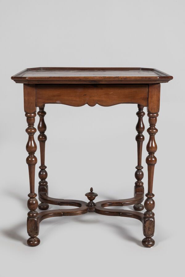 Null 天然木制模制雕花卡巴莱桌，配有栏杆、X 形支架和托盘式桌面。路易十三风格，带有一些古老的元素。尺寸 71 x 62 x 54 厘米