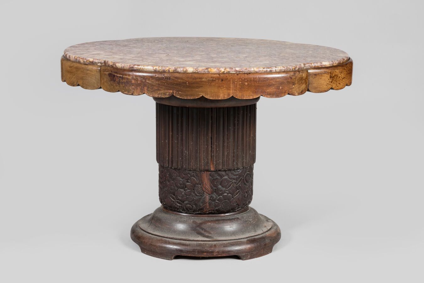 Null France, Art Deco period. Carved natural wood table with marble-topped four-&hellip;