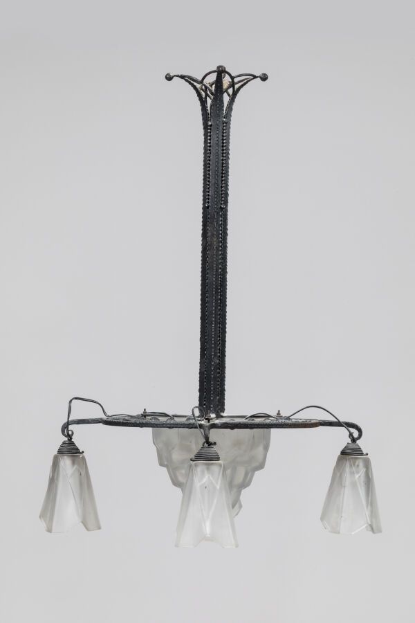 Null DEGUE，约 1930 年。模压玻璃和锻铁枝形吊灯，由 4 朵郁金香和一盏中央吸顶灯组成。 
高 96 厘米
