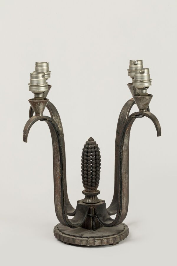 Null 布兰特-埃德加（1880-1960 年）的作品。1925-30 年的作品。锻铁灯座，4 个灯臂安放在凹槽圆柱底座上。 
H.30 厘米。