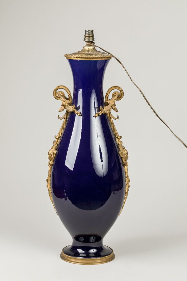 Null Gran pie de lámpara de cerámica azul de horno montado en bronce dorado y de&hellip;