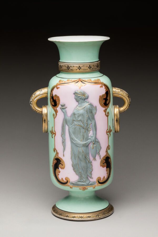 Null 利摩日。亨利-阿尔当（1858-1881 年）制造。这是一个利摩日瓷花瓶，仿韦奇伍德的浅浮雕装饰，以绿色和粉色为底，点缀着明亮的阿马蒂金色亮点。纹饰描&hellip;