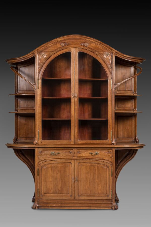 Null 根据亨利-索瓦奇（1873-1932 年）的模型创作的新艺术作品。归于克里格家族
双体柜，形成一个展示柜，采用橡木肋条、模制和雕刻。
底座上的下柜有两&hellip;